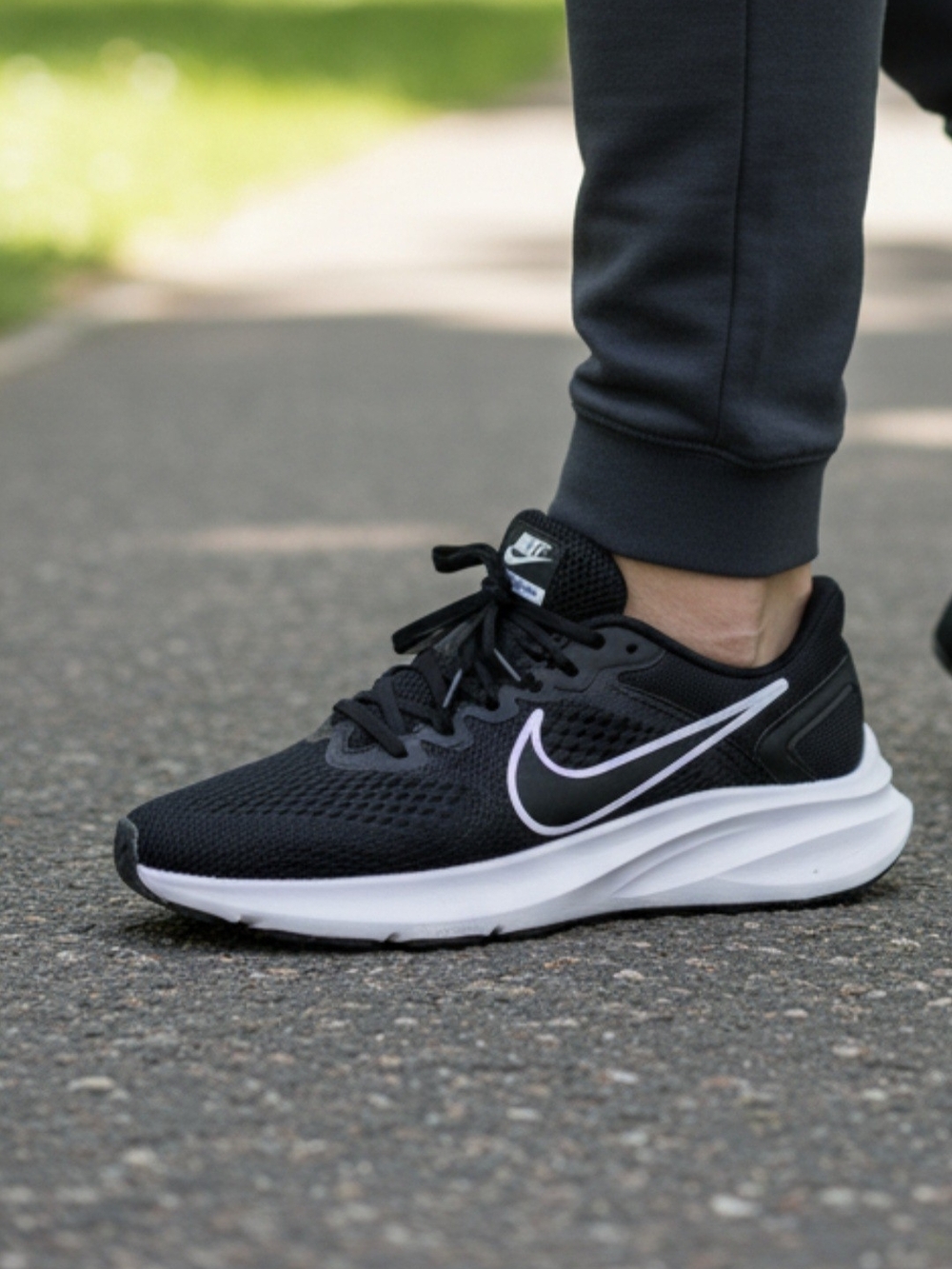 Nike Air Zoom Pegasus 38 Men's Size 7  Black & White Running Shoes